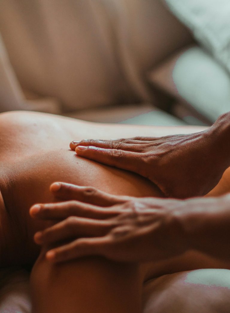 Une femme en culotte beige tient une tulipe avec ses mais devant son bas-ventre pour illustrer la guidance autour du cycle menstruel 