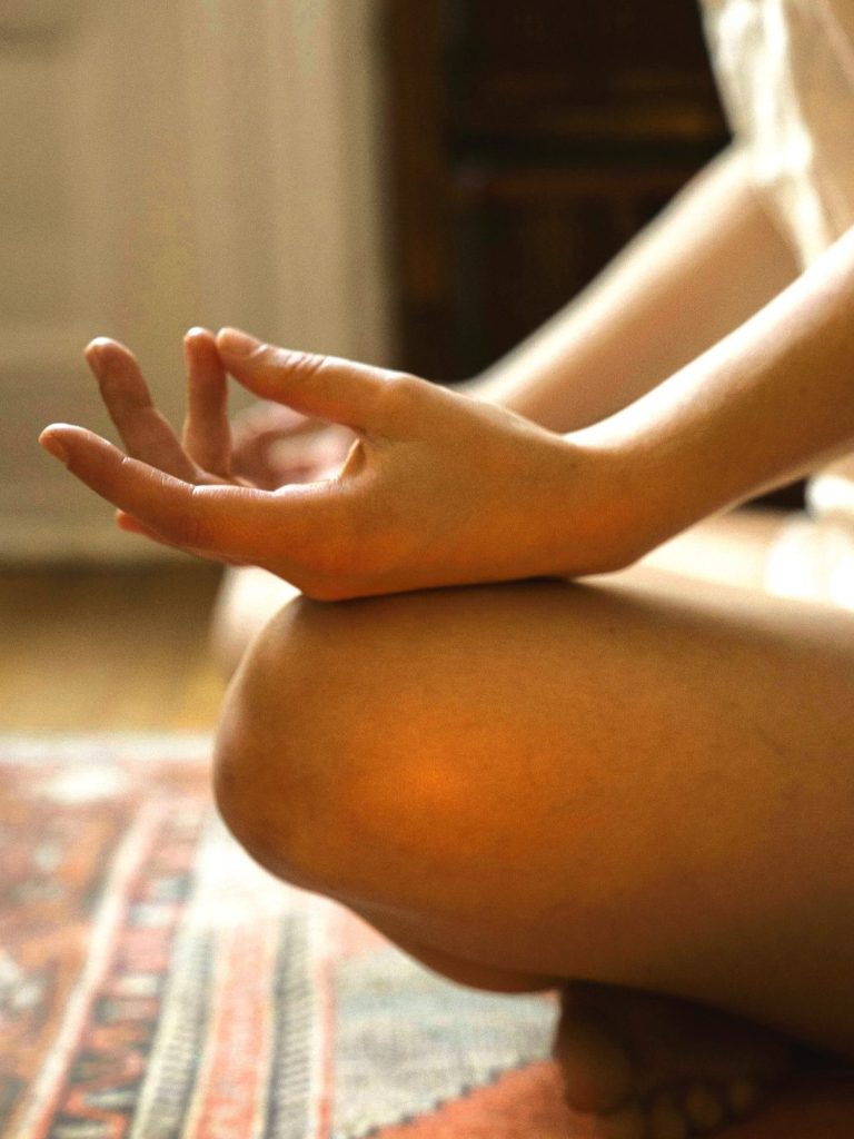Position de méditation pour illustrer la paix de l'esprit nécessaire à l'astrologie chinoise