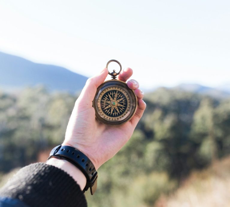 Femme tenant un os iliaque dans ses mains pour montrer que Shen Dao est une guidance basée sur le shiatsu du cycle menstruel